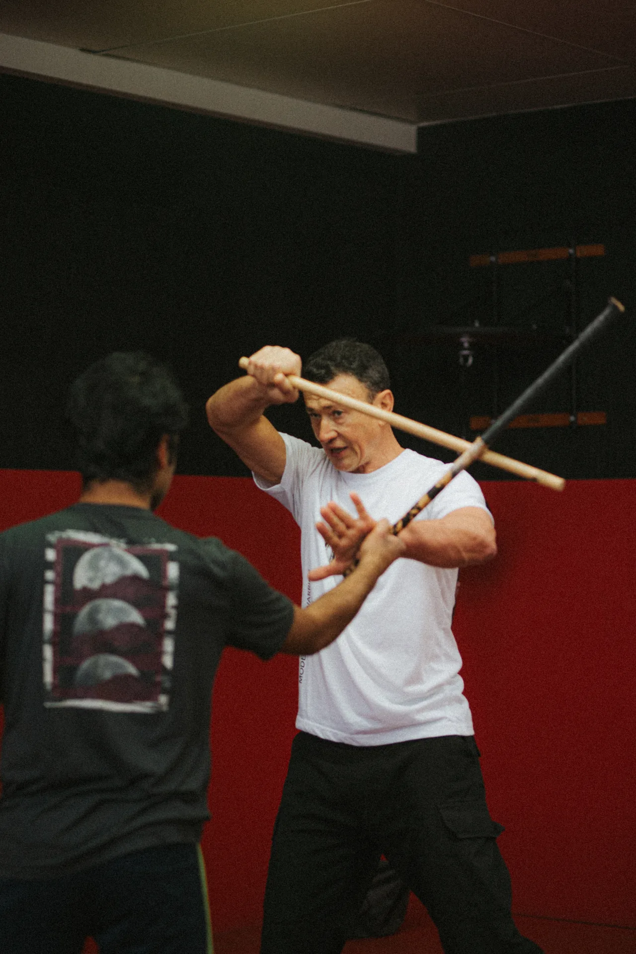 Sensei Alex Kleschelsky enseignant l'entraînement aux armes de Kali à l'Académie Modern Warrior à New Westminster